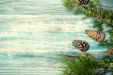 Yukarıdan, tonda vintage lekeli meşe masada köknar dalı