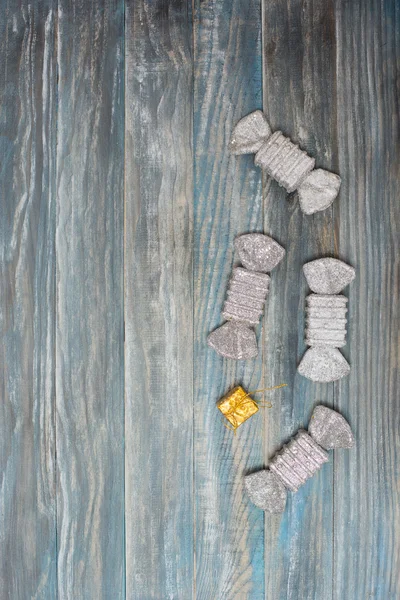 Caramelle su sfondo di legno strutturato — Foto Stock