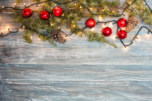 Decoração de Natal no fundo de madeira rústica — Fotografia de Stock