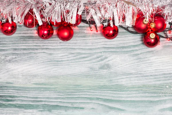 골드 크리스마스 종소리와 소박한 나무 뒷면에 전나무 나무 가지 — 스톡 사진