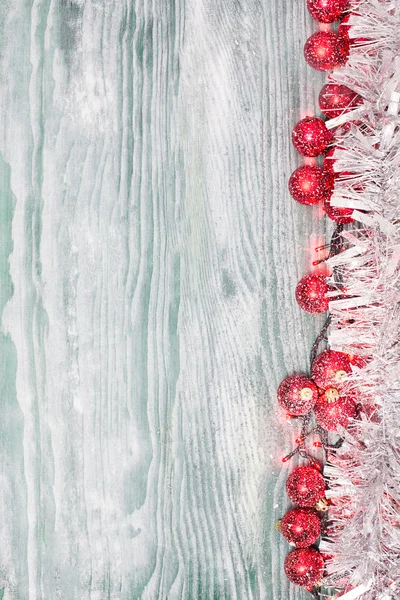 Χρυσό Χριστούγεννα καμπάνες και ελάτης κλαδί δέντρου σε μια ρουστίκ ξύλινη πλάτη — Φωτογραφία Αρχείου