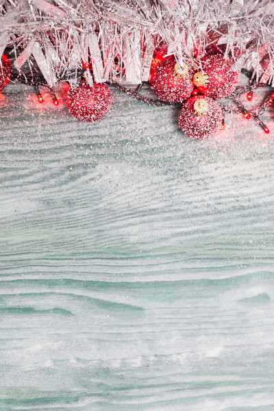 Снежинка Рождественские украшения с елкой зелени против сельской Whi
