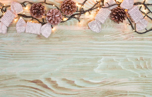 Xmas ou composição de ano novo com decoração de férias em madeira — Fotografia de Stock