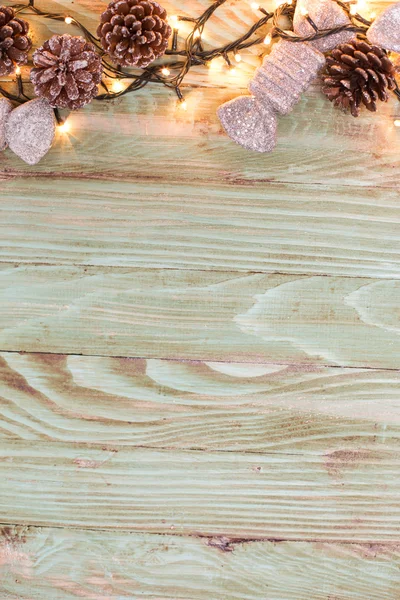 Xmas ou composição de ano novo com decoração de férias em madeira — Fotografia de Stock
