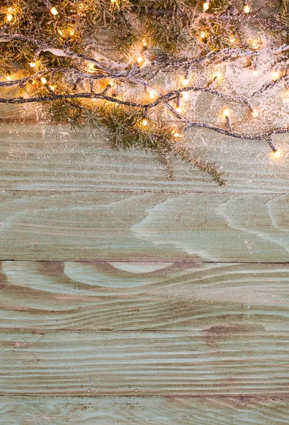 Julgran Gran med snöfall på en planka — Stockfoto