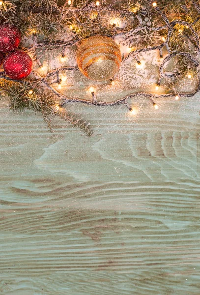 Fir kerstboom met sneeuwval op een houten bord — Stockfoto