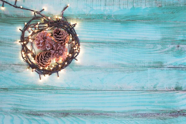 Рождественские украшения на старой гранж деревянной доске — стоковое фото
