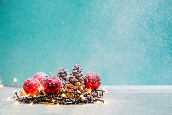 Decorações de Natal com velas e milho pinho — Fotografia de Stock