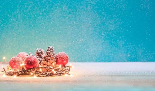 圣诞装饰品的蜡烛和松树玉米 — 图库照片