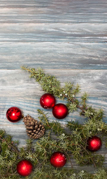 Adornos rojos de Navidad en forma de árbol de Navidad en una w rústica —  Fotos de Stock