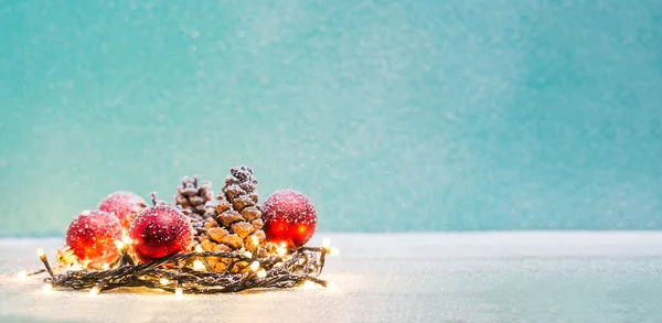 Decorações de Natal com velas e milho pinho — Fotografia de Stock
