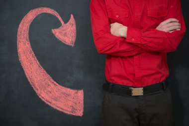 gri zemin üzerine şeytan temsil eden ciddi iş adamı