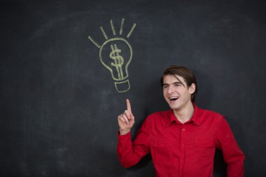 Genç adam bir fikir olan kara tahta arka planı