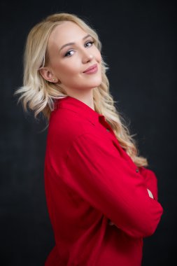 Bir düşünce ifade st çekici trendy genç kadınla