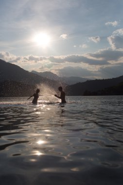 Dus, Puslu yaz gününde plajda Silhoueted genç Çift