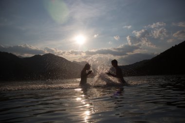 Dus, Puslu yaz gününde plajda Silhoueted genç Çift