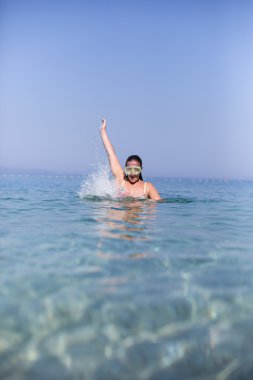 Deniz ve sk karşı Yüzme maskesinde gülümseyen kız portresi
