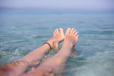 Yaz, plaj, eğlence ve vücut parçası kavram - kadın closeup 