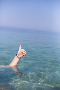 el ile mavi deniz gibi ve adam gökyüzü iz yapma