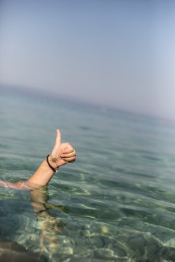 el ile mavi deniz gibi ve adam gökyüzü iz yapma
