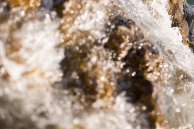 Su sıçramasına taş