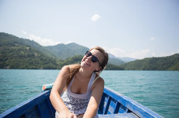 Uma jovem está remando um barco em um dia de verão — Fotografia de Stock