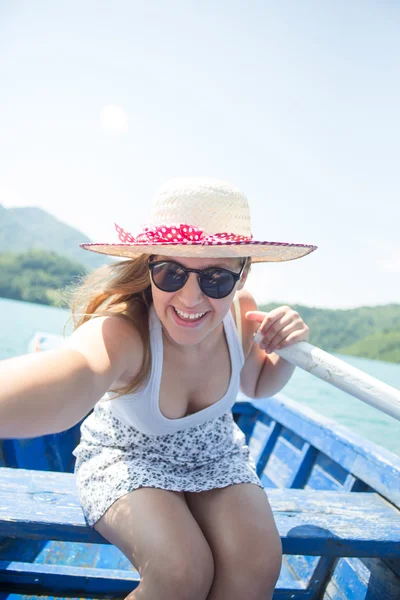 Una giovane donna sta remando una barca in un giorno d'estate — Foto Stock