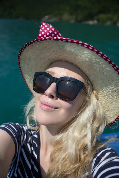 Mujer Viajando Barco Atardecer Entre Las Islas — Foto de Stock