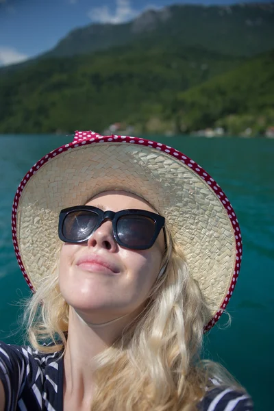 Mujer Viajando Barco Atardecer Entre Las Islas —  Fotos de Stock