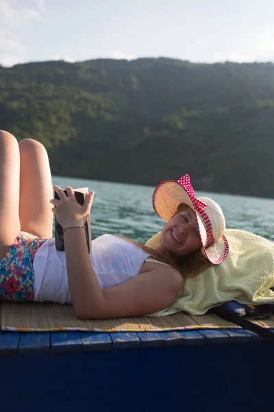 Hipster ragazza leggendo un libro sulla barca — Foto Stock