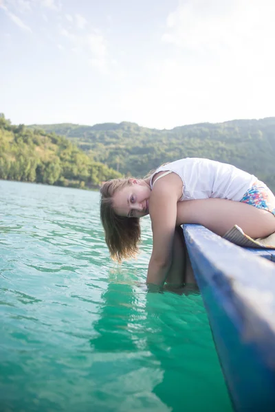 Gyönyörű nő élvezi a tó és hidratált lesz — Stock Fotó