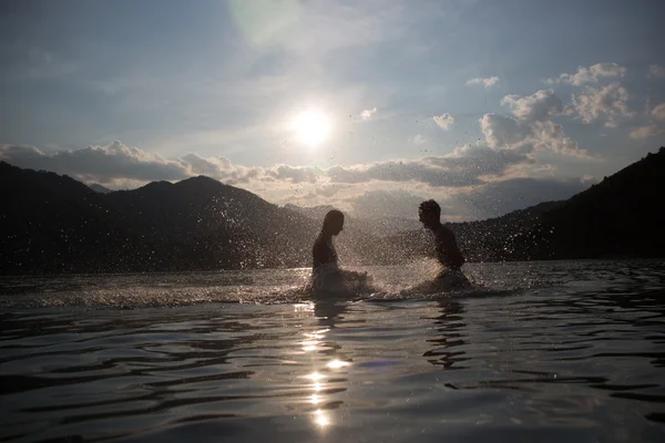 Dus, Puslu yaz gününde plajda Silhoueted genç Çift — Stok fotoğraf
