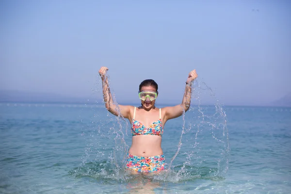 Retrato de menina sorridente na máscara de natação contra o mar e sk — Fotografia de Stock