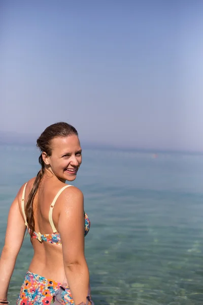 Retrato de menina sorridente na máscara de natação contra o mar e sk — Fotografia de Stock