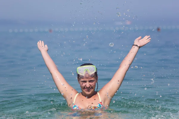 Güzel genç kadın denizde sağlıklı bir yaşam tarzı zevk — Stok fotoğraf
