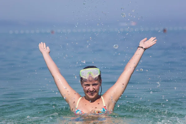 Beautiful young woman enjoying a healthy lifestyle at the sea — Stock Photo, Image