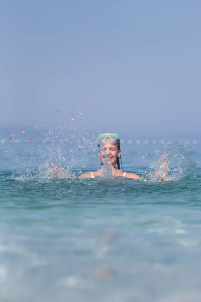 Mulher bonita desfrutando de um estilo de vida saudável no mar — Fotografia de Stock