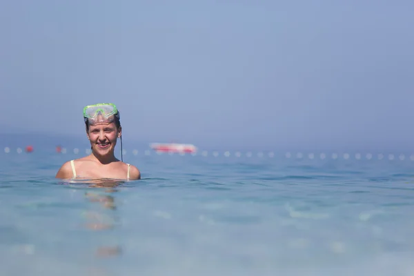 Mulher bonita desfrutando de um estilo de vida saudável no mar — Fotografia de Stock