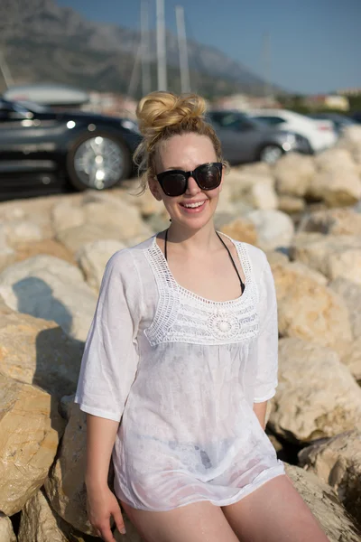 Chica disfrutando de la playa — Foto de Stock