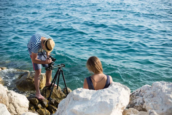 Um jovem com uma camisa xadrez filmando — Fotografia de Stock