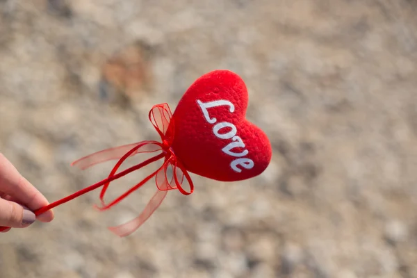 Corazón rojo en la playa de arena exótica - Concepto de San Valentín —  Fotos de Stock