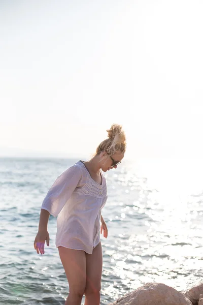 Bella giovane donna ha aperto le mani con gioia al blu — Foto Stock