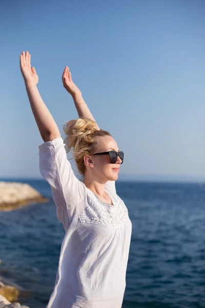 Junge attraktive Frau am Meer an einem Sommertag — Stockfoto