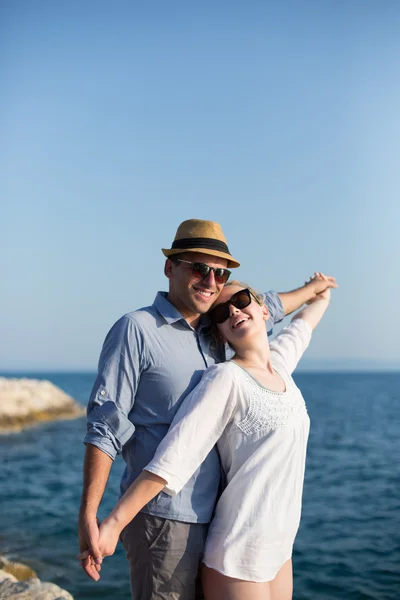 Glimlachend paar genieten van tijd samen op het strand — Stockfoto