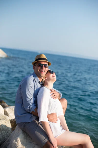 Glimlachend paar genieten van tijd samen op het strand — Stockfoto