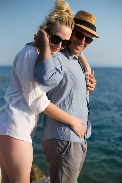 Sorrindo casal desfrutando de tempo juntos na praia — Fotografia de Stock