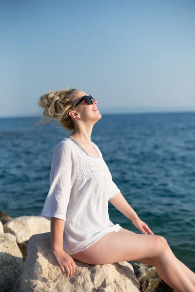 Jovem mulher atraente perto do oceano em um dia de verão — Fotografia de Stock