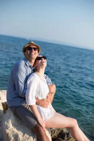 Glimlachend paar genieten van tijd samen op het strand — Stockfoto