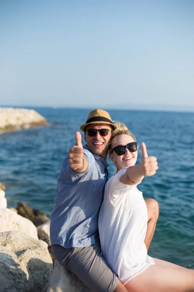 Gelukkige jonge romantisch paar verliefd veel plezier op het strand — Stockfoto