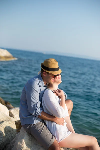 Sorrindo casal desfrutando de tempo juntos na praia — Fotografia de Stock